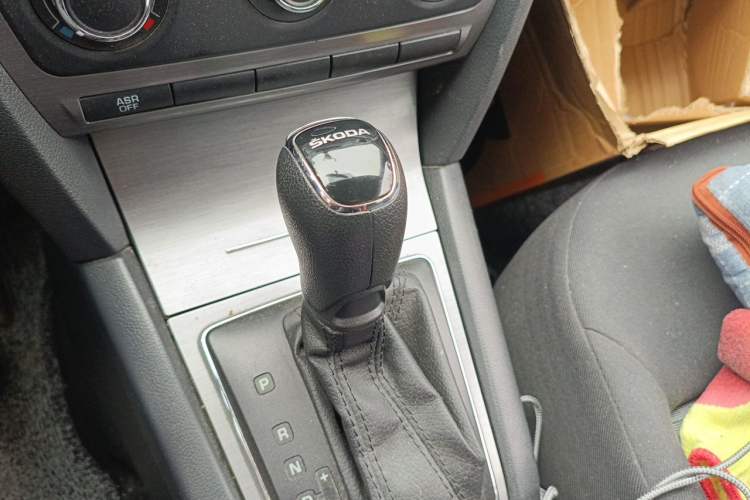 Used Skoda Octavia 2014 1.6L Automatic Eado Edition Gear Lever