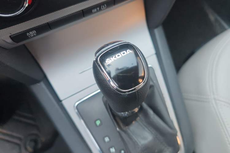Used Skoda Octavia 2014 1.6L Automatic Yijie Edition Gear Lever