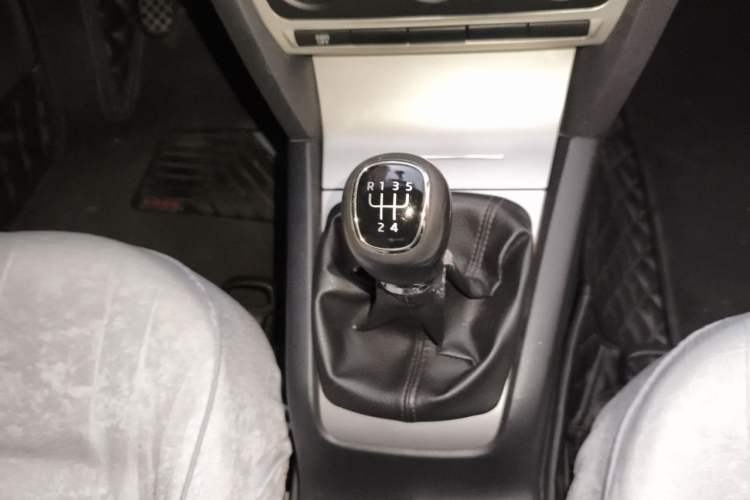 Used Skoda Octavia 2014 1.6L Manual Eado Edition Gear Lever