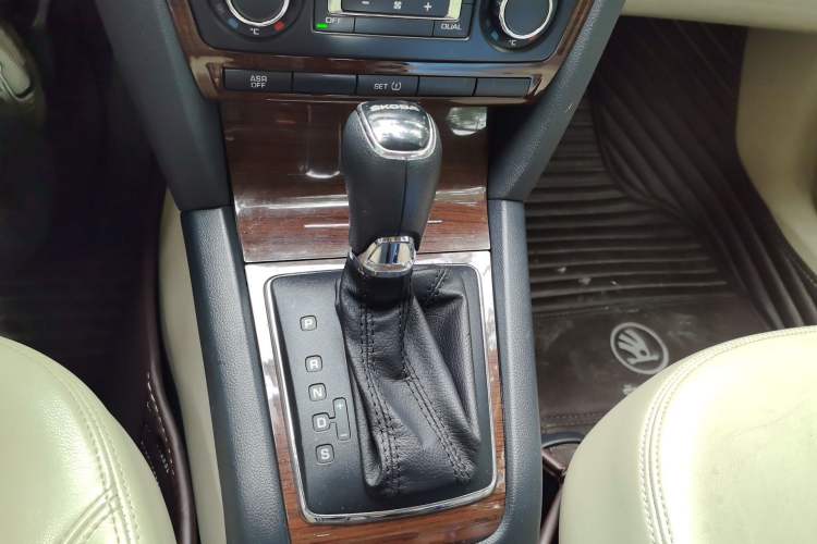 Used Skoda Octavia 2014 1.6L Automatic Yijun Edition Gear Lever