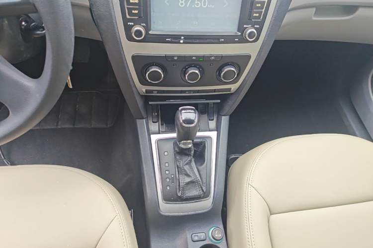 Used Skoda Octavia 2014 1.6L Automatic Yijie Edition Gear Lever