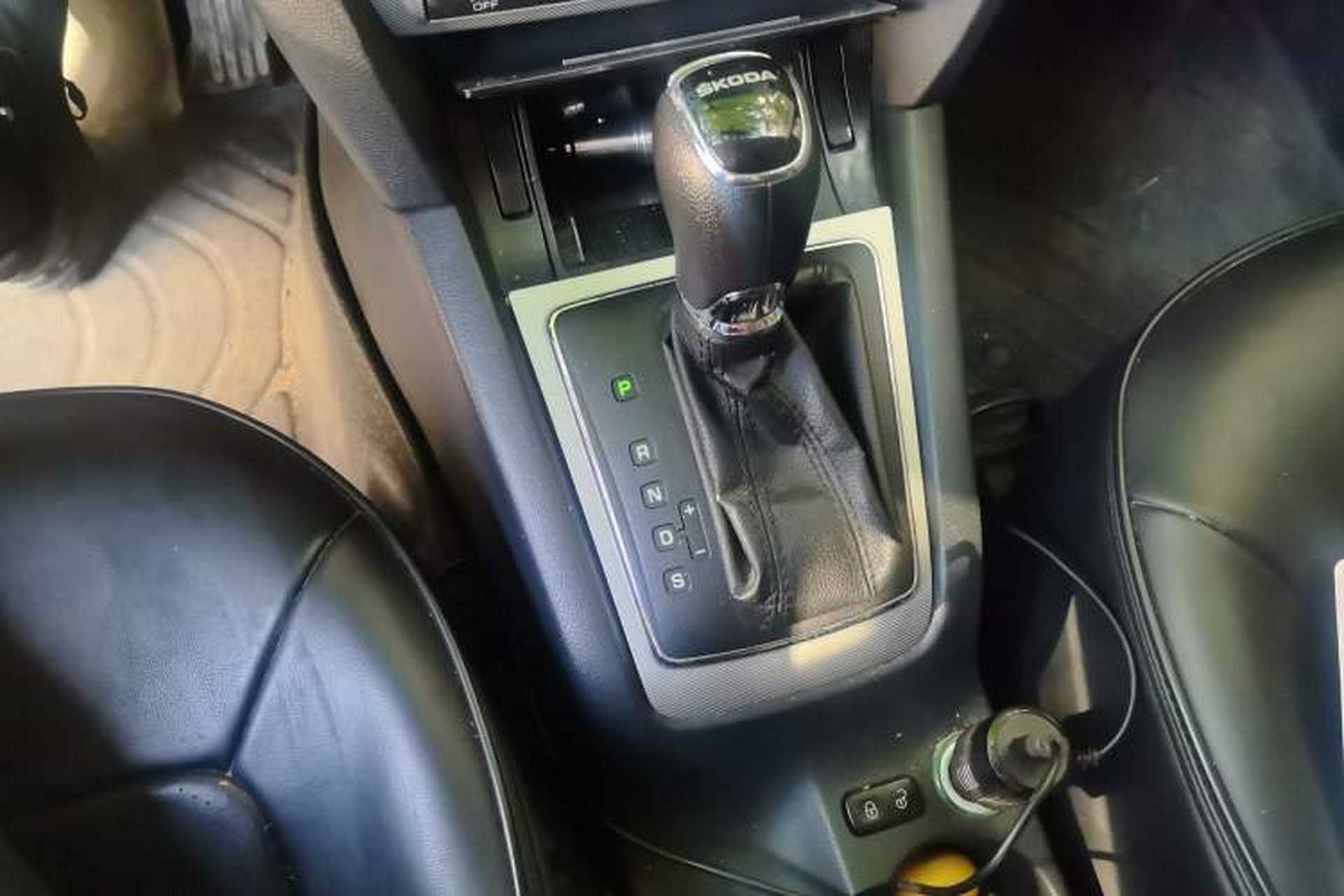 Used Skoda Octavia 2014 1.6L Automatic Eado Edition Gear Lever