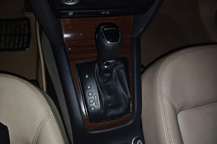 Used Skoda Octavia 2014 1.6L Automatic Yijun Edition Gear Lever