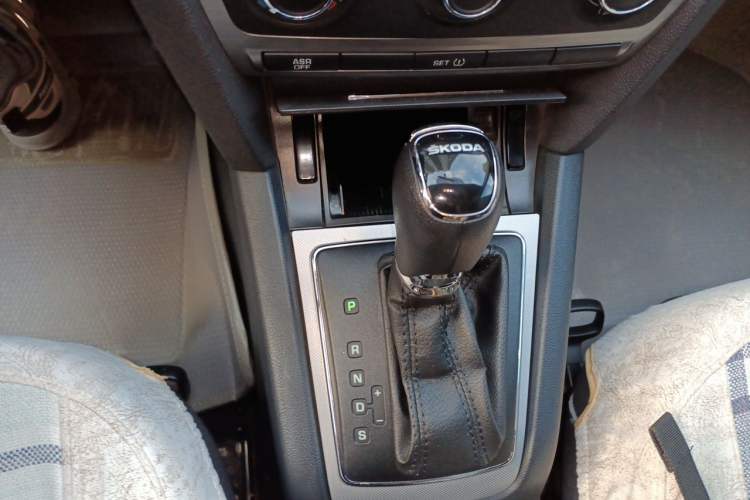 Used Skoda Octavia 2014 1.6L Automatic Yijie Edition Gear Lever