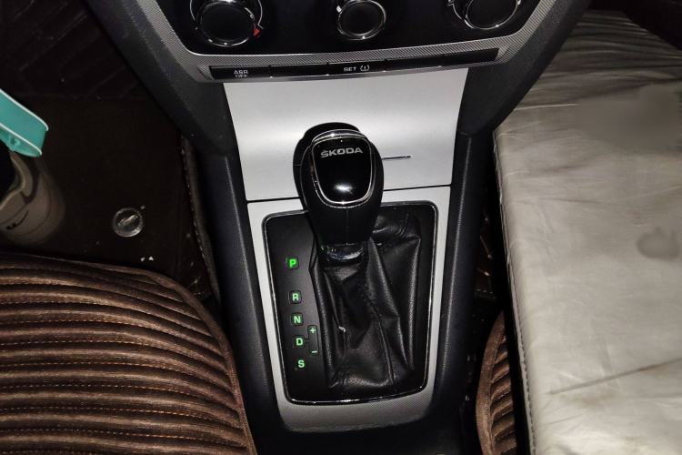 Used Skoda Octavia 2014 1.6L Automatic Yijie Edition Gear Lever