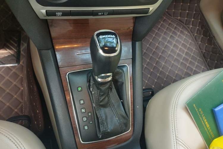 Used Skoda Octavia 2014 1.6L Automatic Yijun Edition Gear Lever