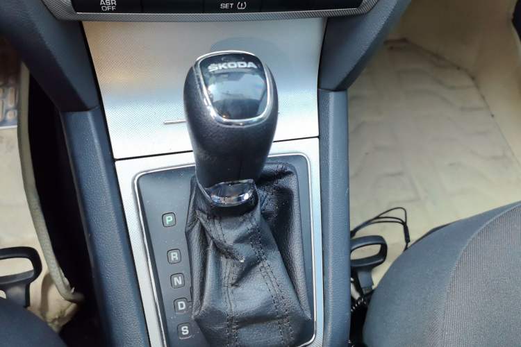 Used Skoda Octavia 2014 1.6L Automatic Yijie Edition Gear Lever