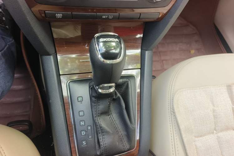 Used Skoda Octavia 2014 1.6L Automatic Yijun Edition Gear Lever