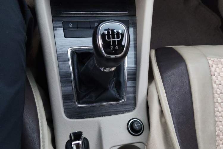 Used Skoda Octavia 2014 1.6L Manual Yijie Edition Gear Lever