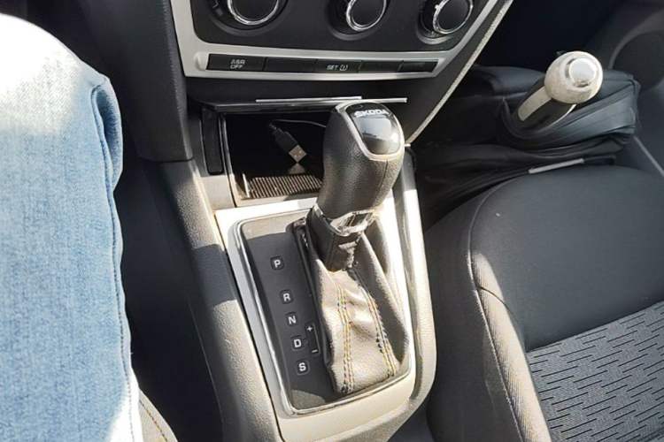 Used Skoda Octavia 2014 1.6L Automatic Yijie Edition Gear Lever