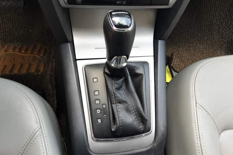 Used Skoda Octavia 2014 1.6L Automatic Yijun Edition Gear Lever