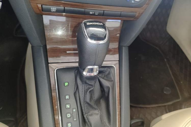 Used Skoda Octavia 2014 1.6L Automatic Yijun Edition Gear Lever