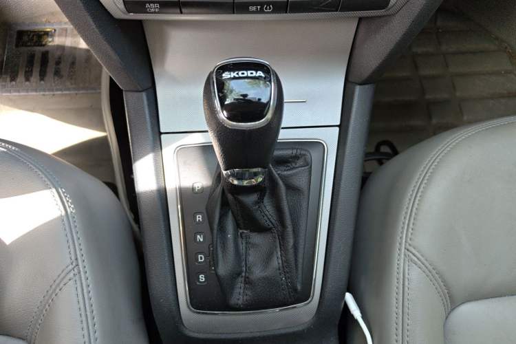 Used Skoda Octavia 2014 1.6L Automatic Yijun Edition Gear Lever