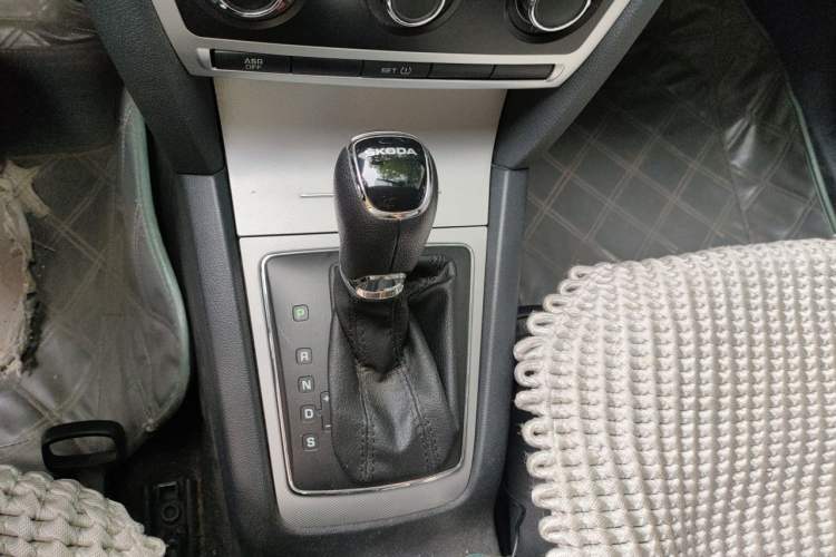 Used Skoda Octavia 2014 1.6L Automatic Yijie Edition Gear Lever