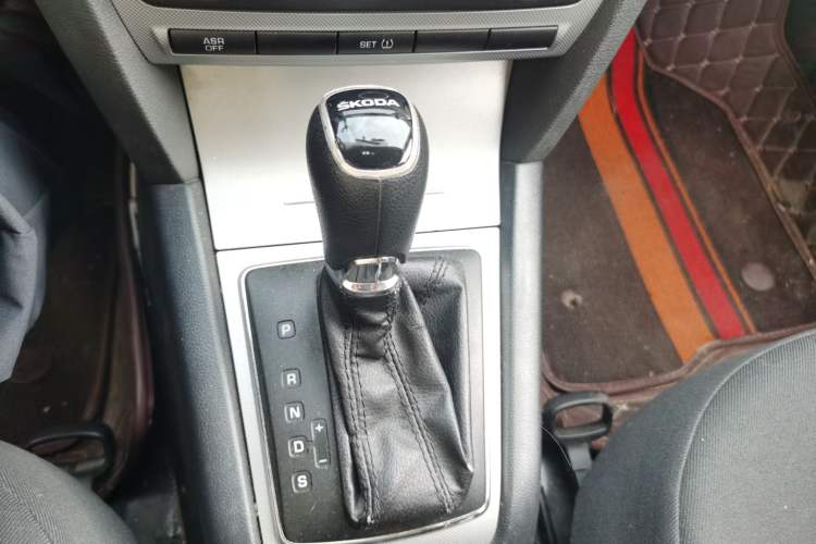 Used Skoda Octavia 2014 1.6L Automatic Yijie Edition Gear Lever