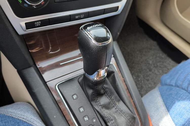 Used Skoda Octavia 2014 1.6L Automatic Yijun Edition Gear Lever