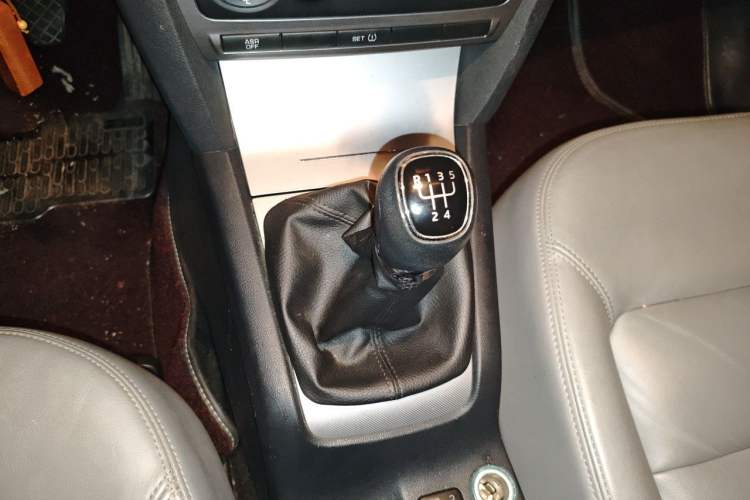 Used Skoda Octavia 2014 1.6L Manual Yijun Edition Gear Lever