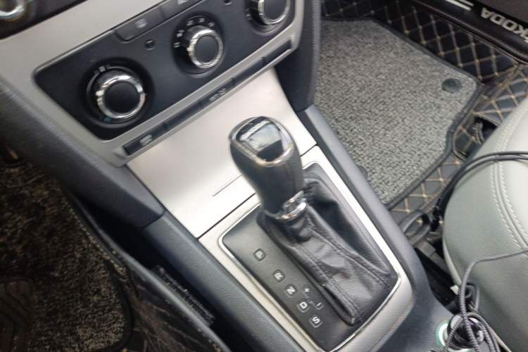 Used Skoda Octavia 2014 1.6L Automatic Yijie Edition Gear Lever
