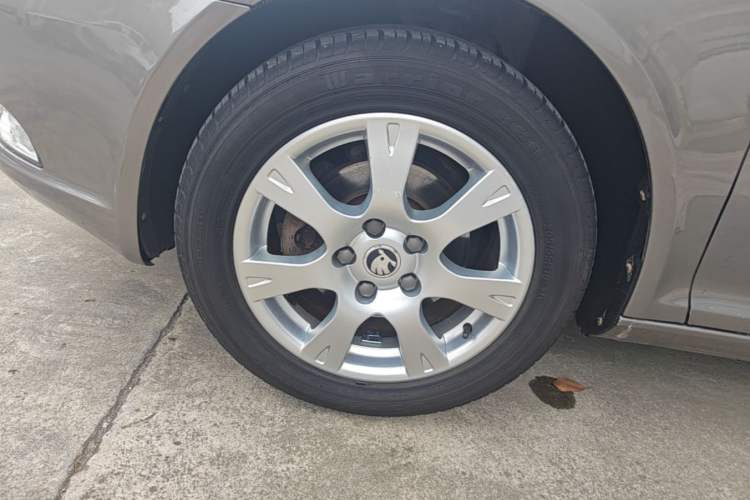 Used Skoda Octavia 2014 1.6L Automatic Yijie Edition Left Front Wheel Hub