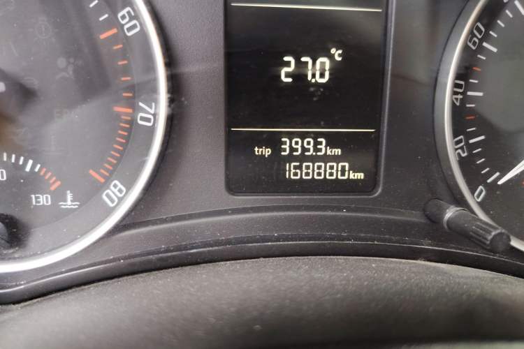 Used Skoda Octavia 2014 1.6L Automatic Yijie Edition Odometer Close Up