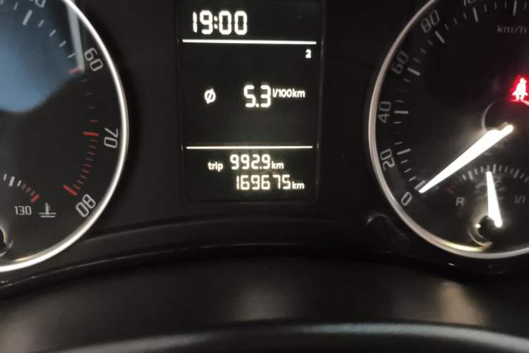Used Skoda Octavia 2014 1.6L Manual Eado Edition Odometer Close Up