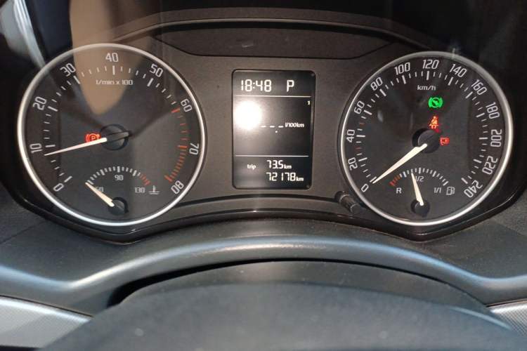 Used Skoda Octavia 2014 1.6L Automatic Yijie Edition Odometer Close Up
