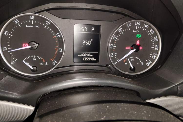 Used Skoda Octavia 2014 1.6L Automatic Yijie Edition Odometer Close Up