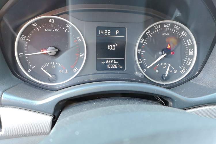 Used Skoda Octavia 2014 1.6L Automatic Yijie Edition Odometer Close Up