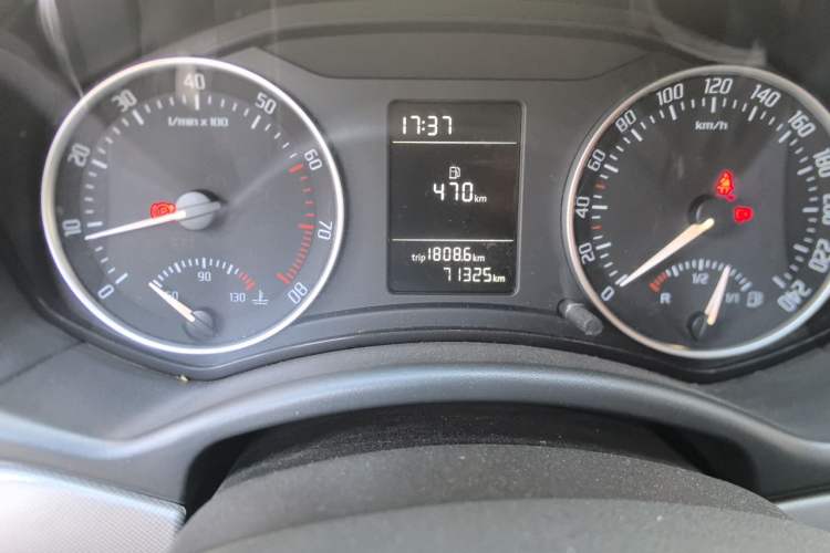 Used Skoda Octavia 2014 1.6L Manual Yijie Edition Odometer Close Up