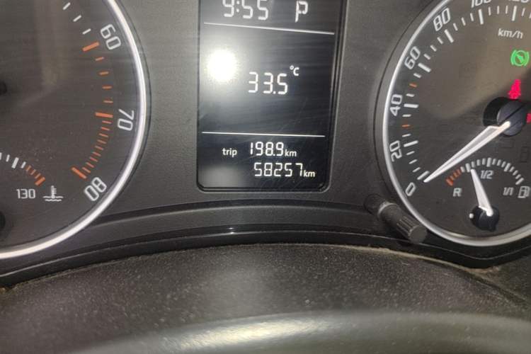 Used Skoda Octavia 2014 1.6L Automatic Yijun Edition Odometer Close Up