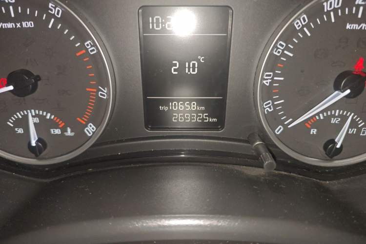 Used Skoda Octavia 2014 1.6L Manual Yijie Edition Odometer Close Up