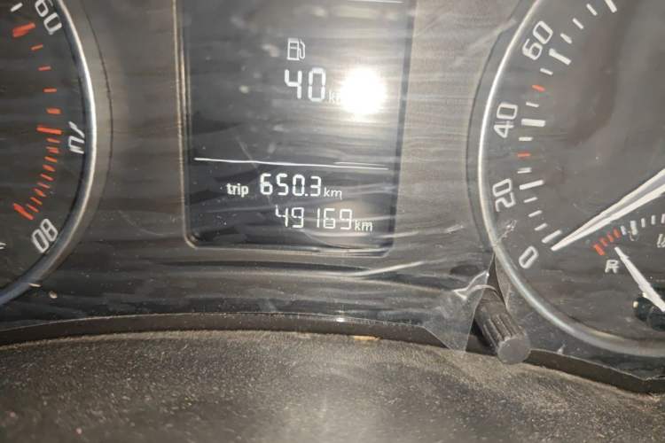 Used Skoda Octavia 2014 1.6L Manual Yijie Edition Odometer Close Up