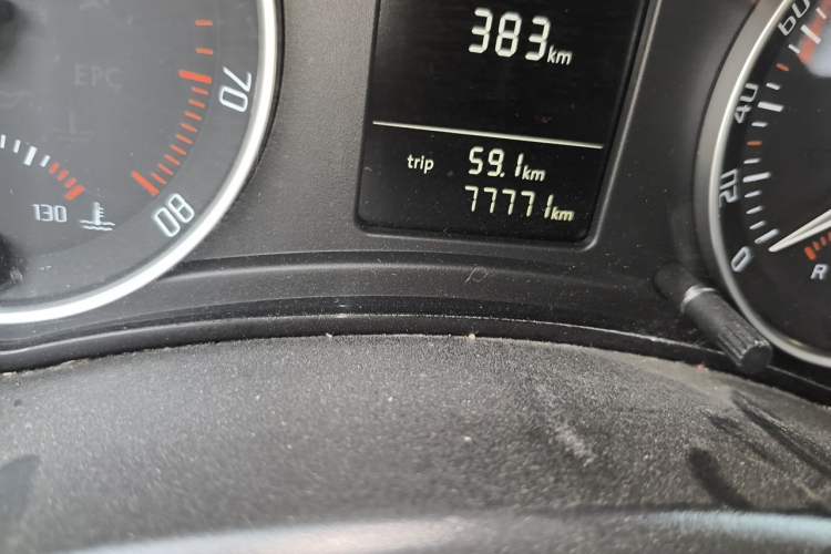 Used Skoda Octavia 2014 1.6L Automatic Yijun Edition Odometer Close Up