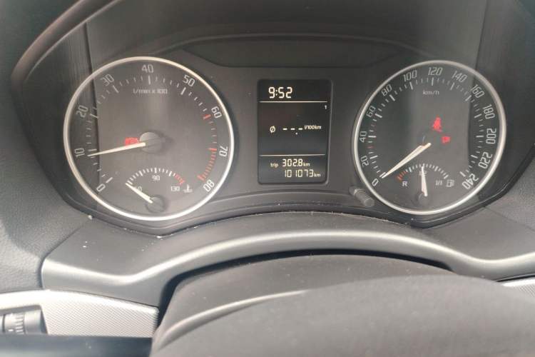 Used Skoda Octavia 2014 1.6L Manual Yijie Edition Odometer Close Up