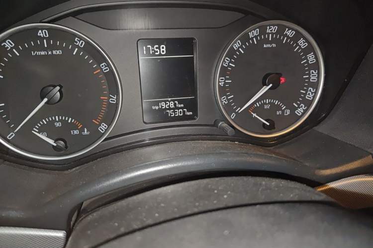 Used Skoda Octavia 2014 1.6L Automatic Yijie Edition Odometer Close Up