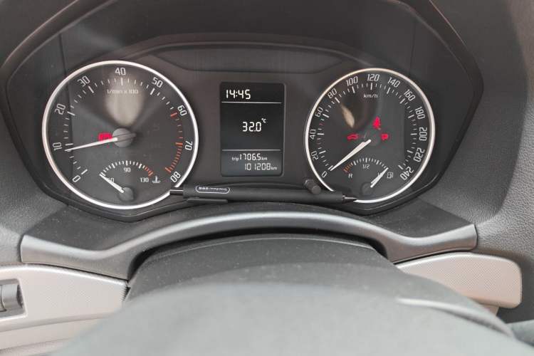 Used Skoda Octavia 2014 1.6L Manual Yijie Edition Odometer Close Up