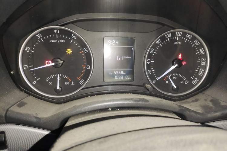 Used Skoda Octavia 2014 1.6L Manual Yijie Edition Odometer Close Up
