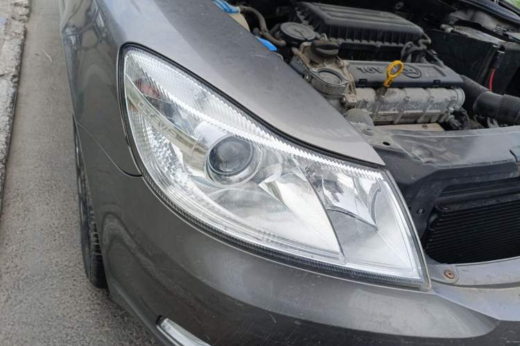 Used Skoda Octavia 2014 1.6L Automatic Eado Edition Right Front Headlight