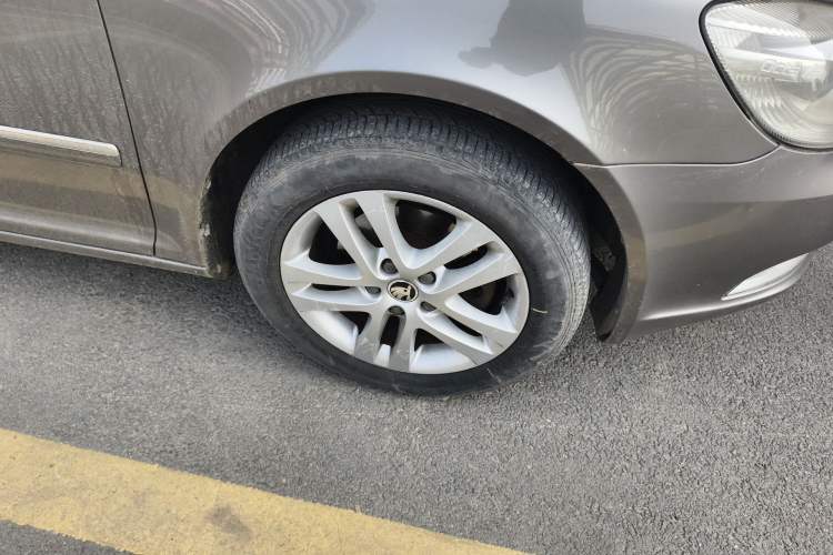 Used Skoda Octavia 2014 1.6L Automatic Yijun Edition Right Front Wheel Hub