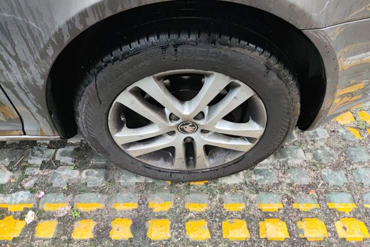 Used Skoda Octavia 2014 1.6L Automatic Yijun Edition Right Front Wheel Hub