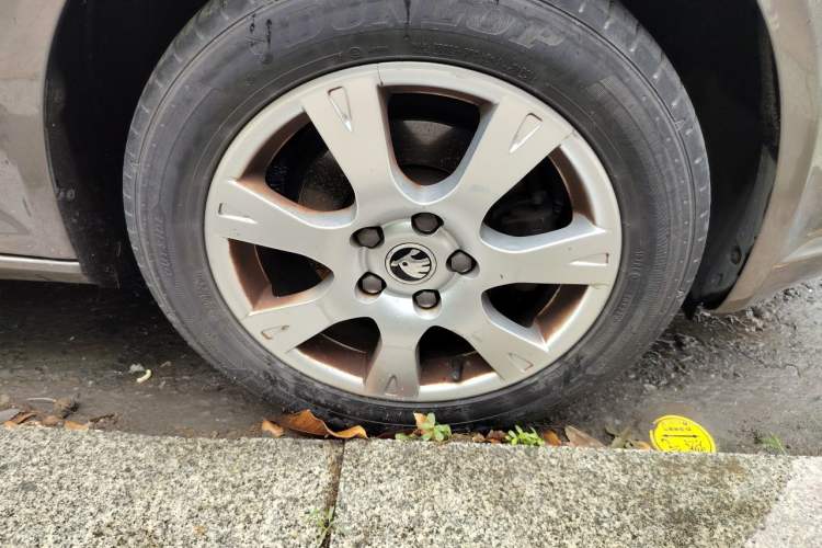 Used Skoda Octavia 2014 1.6L Automatic Yijie Edition Right Front Wheel Hub