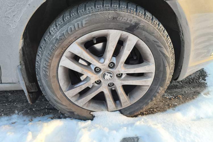 Used Skoda Octavia 2014 1.6L Automatic Yijun Edition Right Front Wheel Hub