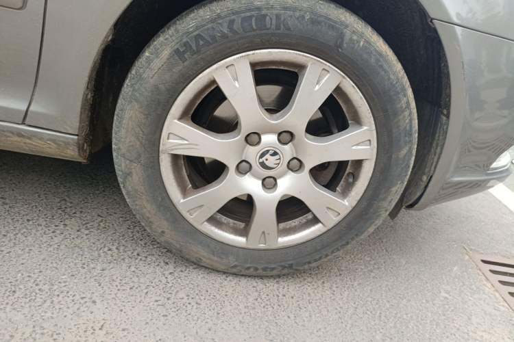 Used Skoda Octavia 2014 1.6L Automatic Eado Edition Right Front Wheel Hub