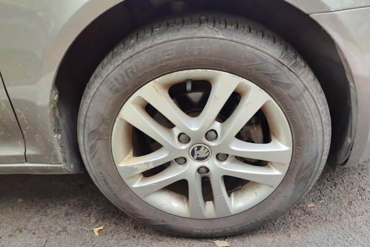 Used Skoda Octavia 2014 1.6L Automatic Yijun Edition Right Front Wheel Hub
