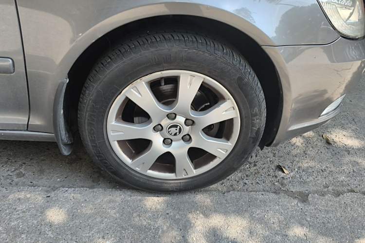 Used Skoda Octavia 2014 1.6L Manual Yijie Edition Right Front Wheel Hub