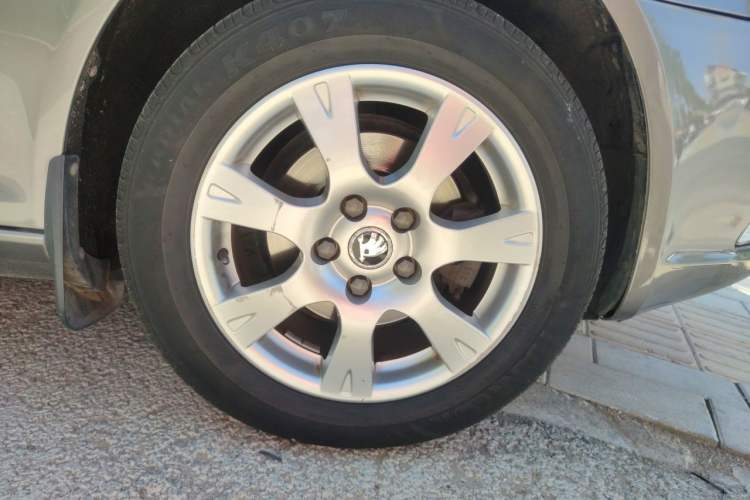 Used Skoda Octavia 2014 1.6L Automatic Yijie Edition Right Front Wheel Hub