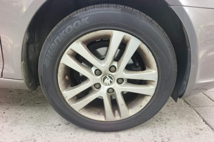 Used Skoda Octavia 2014 1.6L Automatic Yijun Edition Right Front Wheel Hub