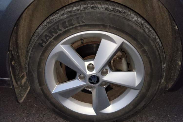 Used Skoda Octavia 2014 1.6L Manual Yijie Edition Right Front Wheel Hub