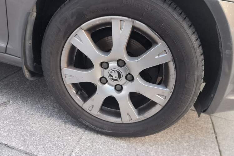 Used Skoda Octavia 2014 1.6L Manual Yijie Edition Right Front Wheel Hub