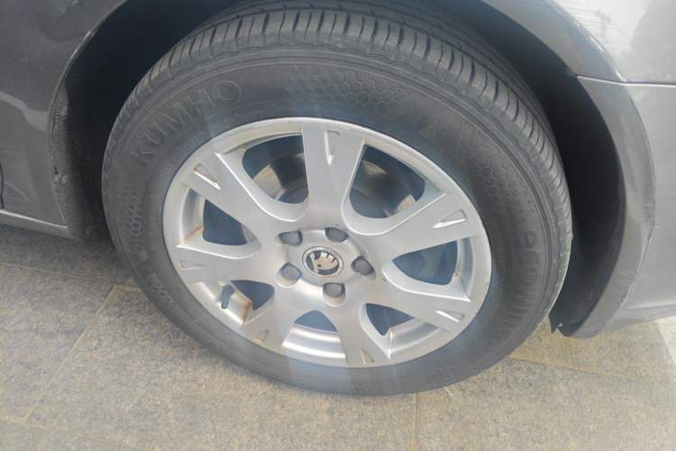 Used Skoda Octavia 2014 1.6L Automatic Yijie Edition Right Front Wheel Hub